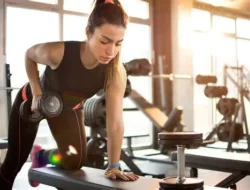 Gym Workout Dengan Dumbbell Untuk Menguatkan Otot Lengan Dan Punggung Optimal
