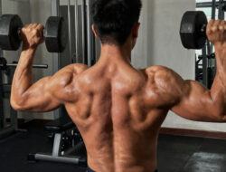 Cara Melakukan Gerakan Lateral Raise Agar Bahu Terlihat Lebih Bulat Sempurna